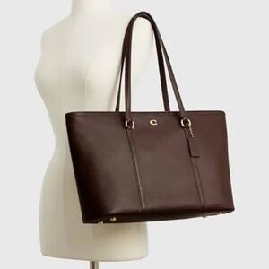 Coach legacy zip tot
Dark Brown Leather Tote
Brand new with tags

Fits a laptop